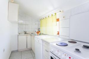 Kuchyň nebo kuchyňský kout v ubytování Apartments and rooms with parking space Supetar, Brac - 5658