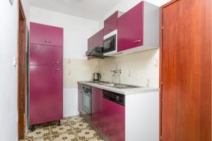 Kuchyň nebo kuchyňský kout v ubytování Apartments and rooms with parking space Supetar, Brac - 5658
