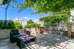 Zahrada ubytování Apartments and rooms with parking space Supetar, Brac - 5658