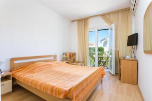 Postel nebo postele na pokoji v ubytování Apartments and rooms with parking space Supetar, Brac - 5658