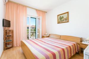 Postel nebo postele na pokoji v ubytování Apartments and rooms with parking space Supetar, Brac - 5658