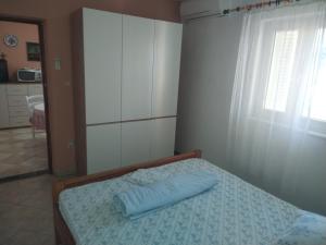 Posteľ alebo postele v izbe v ubytovaní Apartments by the sea Zubovici, Pag - 4125