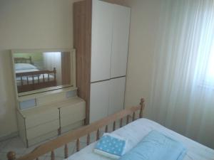 Posteľ alebo postele v izbe v ubytovaní Apartments by the sea Zubovici, Pag - 4125