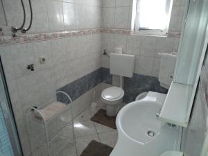 Kúpeľňa v ubytovaní Apartments by the sea Zubovici, Pag - 4125