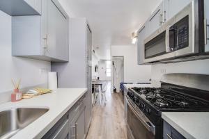 eine Küche mit Spüle und Herd oberen Backofen in der Unterkunft Deco Ocean Dr Deal, w/2 Queen Beds, South Beach in Miami Beach