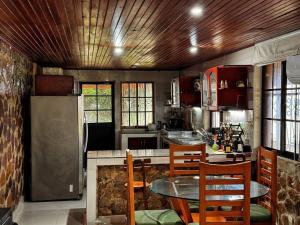 eine Küche mit einem Tisch und einigen Stühlen in der Unterkunft Alojamiento Morning Star Inn in Archibolds + 10 Fotos