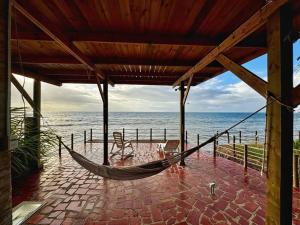 eine Hängematte auf einer Terrasse mit Blick auf das Meer in der Unterkunft Alojamiento Morning Star Inn in Archibolds