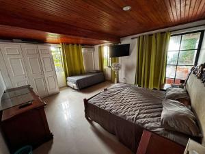 ein Schlafzimmer mit einem großen Bett in einem Zimmer in der Unterkunft Alojamiento Morning Star Inn in Archibolds