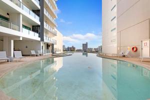 Πισίνα στο ή κοντά στο Arafura Adventure - CBD Suite with Sprawling Views