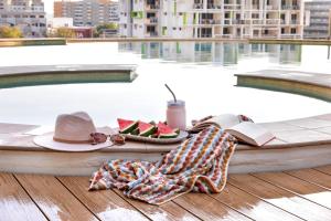 Πισίνα στο ή κοντά στο Arafura Adventure - CBD Suite with Sprawling Views