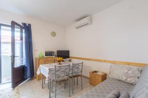 ウマグにあるApartments by the sea Sveti Ivan, Umag - 9692のテーブルとソファのあるリビングルーム