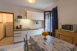 ウマグにあるApartments by the sea Sveti Ivan, Umag - 9692のキッチン(テーブル、テーブル付)、ダイニングルーム
