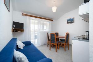 Televízia a/alebo spoločenská miestnosť v ubytovaní Apartments and rooms with parking space Biograd na Moru, Biograd - 4305