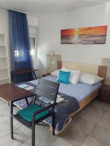Posteľ alebo postele v izbe v ubytovaní Apartments by the sea Duce, Omis - 13694