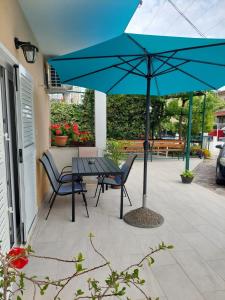 Vonkajšia záhrada v ubytovaní Apartments by the sea Duce, Omis - 13694