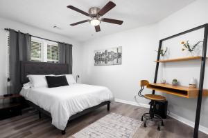 Un dormitorio con una cama y un ventilador de techo. en 2 Bedroom Ft Moore Retreat, en Columbus