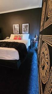 Un dormitorio con una cama y una pared con un cuadro. en Chic Toorak Studio, en Melbourne
