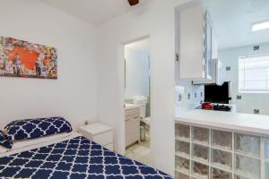 ein Schlafzimmer mit einem Bett und einem Waschbecken sowie eine Küche in der Unterkunft Sunny Ocean Dr Condo, w/2 Queen Beds, South Beach in Miami Beach