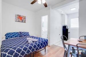 Ένα ή περισσότερα κρεβάτια σε δωμάτιο στο Stylish Ocean Dr Apt w/ 2 Queen Beds, Across Beach