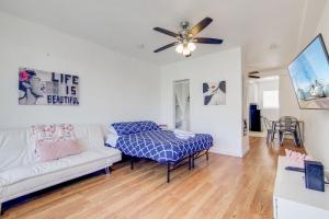 Μια τηλεόραση ή/και κέντρο ψυχαγωγίας στο Stylish Ocean Dr Apt w/ 2 Queen Beds, Across Beach
