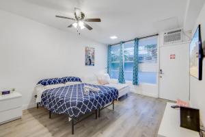 a bedroom with a bed and a couch at Private Ocean Dr Apt w/2 Queen Beds, Steps 2 Beach in Miami Beach