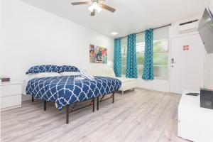 Katil atau katil-katil dalam bilik di Ocean Drive Deco Apt w/2 Queen Beds, Steps 2 Beach