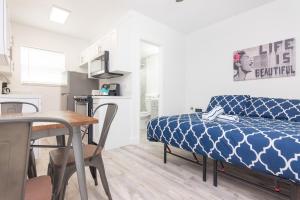 Dapur atau dapur kecil di Ocean Drive Deco Apt w/2 Queen Beds, Steps 2 Beach