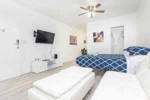 Televisyen dan/atau pusat hiburan di Ocean Drive Deco Apt w/2 Queen Beds, Steps 2 Beach
