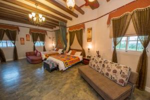 羅東鎮的住宿－英倫印度異國風民宿，一间卧室配有一张床和一个沙发