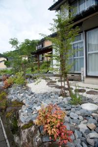 a rock garden in front of a house at お宿葉の光 in Gujo