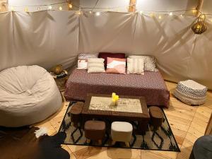 Ảnh trong thư viện ảnh của Évasion Nature: Tipi sur Pilotis avec Étang, Barque et Pétanque à Maulde, Frontière Belge - FR-1-510-148 ở Maulde