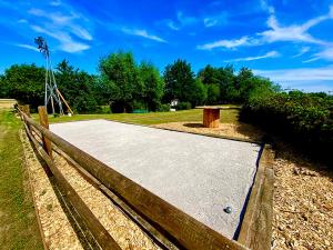 Ảnh trong thư viện ảnh của Évasion Nature: Tipi sur Pilotis avec Étang, Barque et Pétanque à Maulde, Frontière Belge - FR-1-510-148 ở Maulde +13 ảnh