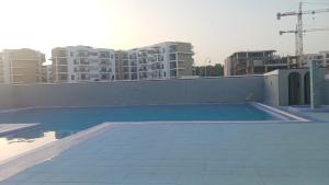 an empty swimming pool on the roof of a building at Appartement dunes de Martil in Martil