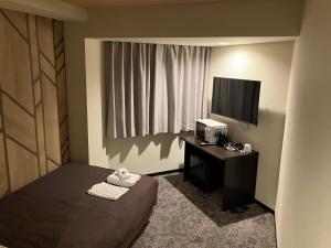 Postel nebo postele na pokoji v ubytování HOTEL LiVEMAX BUDGET Amagasaki