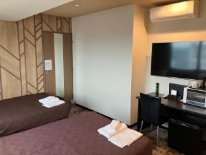 Postel nebo postele na pokoji v ubytování HOTEL LiVEMAX BUDGET Amagasaki