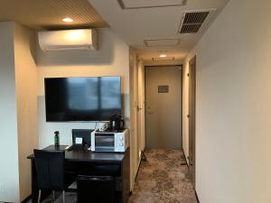 TV a/nebo společenská místnost v ubytování HOTEL LiVEMAX BUDGET Amagasaki