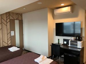 Postel nebo postele na pokoji v ubytování HOTEL LiVEMAX BUDGET Amagasaki