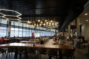 Restoran või mõni muu söögikoht majutusasutuses Paragon Lutong Hotel