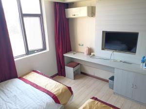 A television and/or entertainment centre at Juli Boutique Hotel
