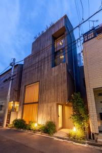 東京にあるShinjuku Kagurazaka front newの側面に照明がある建物