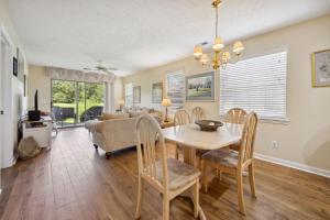 una sala da pranzo e un soggiorno con tavolo e sedie di 4D Crassostrea II at True Blue Unit condo by Peace Vacations a Pawleys Island