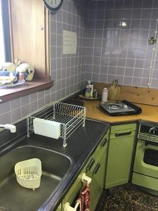 Kuchyň nebo kuchyňský kout v ubytování COZY Inn Free Shuttle service