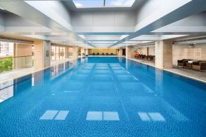 Bazén v ubytování Parklane Hotel Changan nebo v jeho okolí