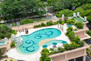 Bazén v ubytování Parklane Hotel Changan nebo v jeho okolí