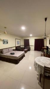 En eller flere senge i et værelse på Damai Laut Holiday Apartment