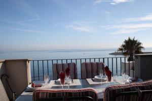 una mesa con sillas y vistas al océano en Sealand Apartment, en Les Cases d'Alcanar