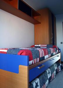 1 dormitorio con 1 cama con marco de madera en Sealand Apartment, en Les Cases d'Alcanar