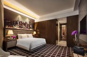 Letto o letti in una camera di Royal Century Hotel Shanghai