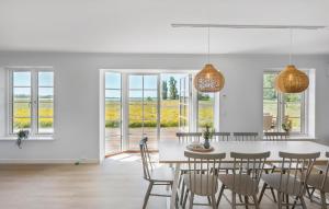 Fotografie z fotogalerie ubytování 4 Bedroom Amazing Home In Askø v destinaci Askø