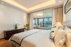 三亚Haiyun Island - Mid-Levels Peninsula Future Water World 2 bedrooms, 2 bathrooms and 1 living room luxury apartment suite的一间带大床和大窗户的卧室 更多14张照片